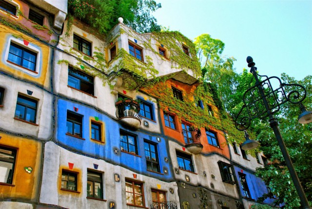 O “caçador de cores” anda pela Europa a fotografar as fachadas mais atrativas