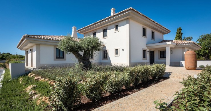 This magnificent villa is for sale on idealista